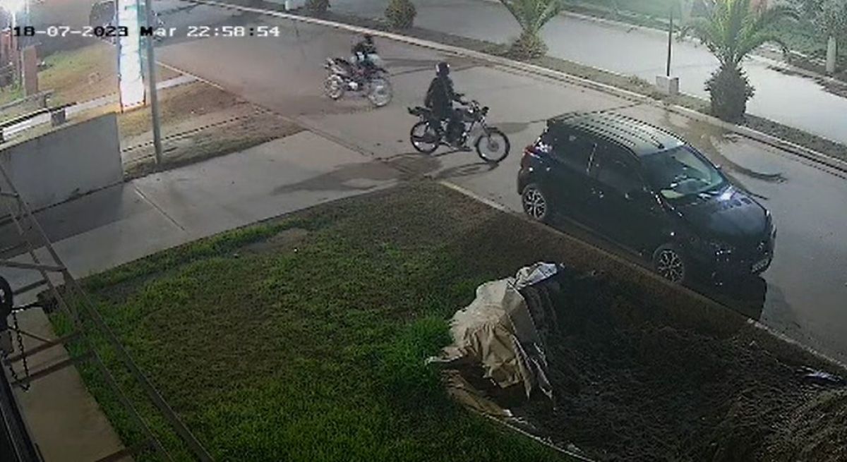Motochorros le robaron el vehículo a un delivery a metros de la comisaría