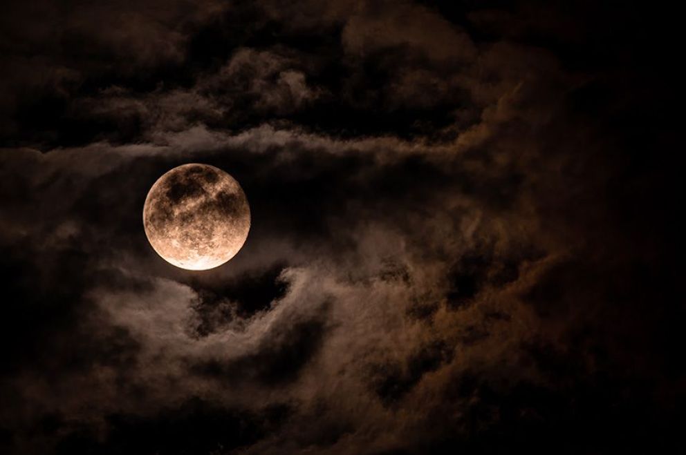 Luna llena en Acuario: modo "oveja negra" activado