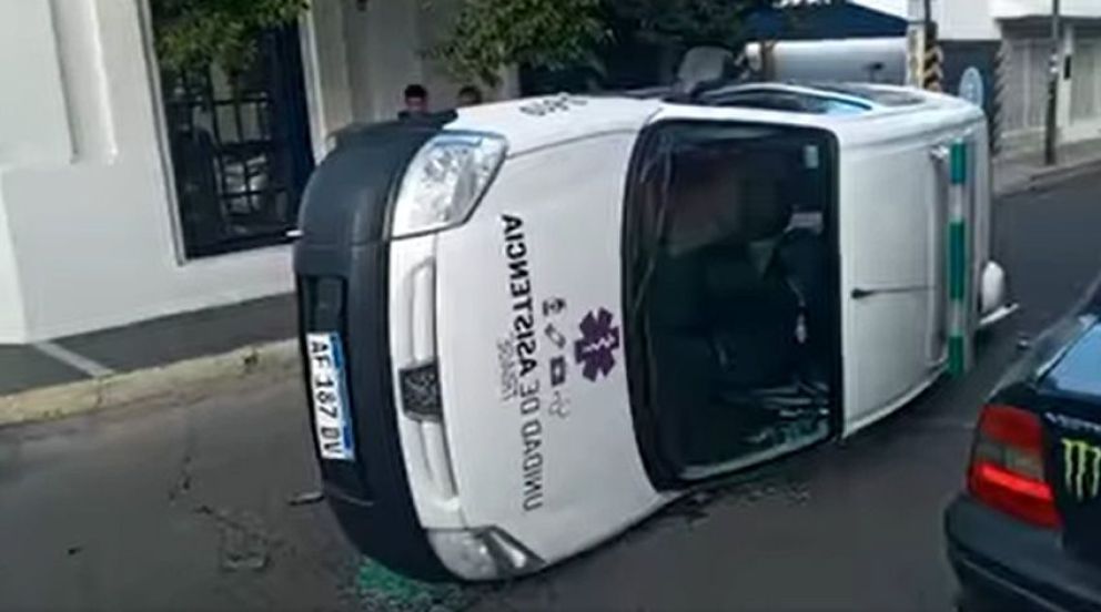 Una ambulancia de Merlo volcó en el centro de San Luis capital