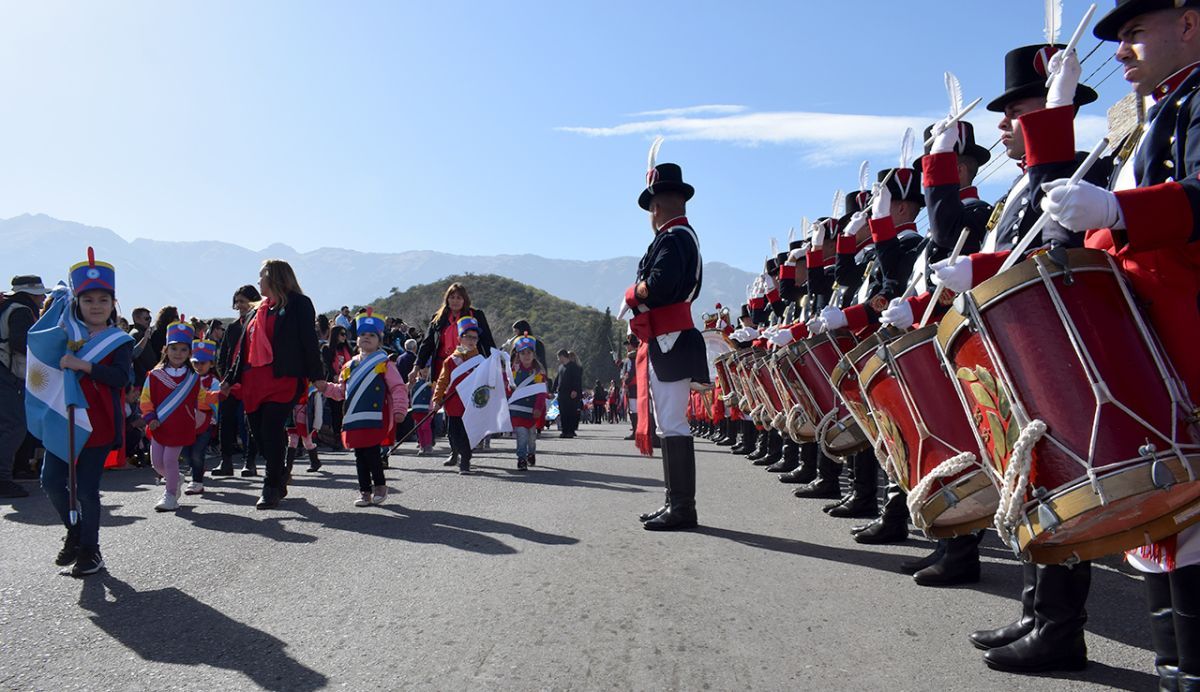 Multitudinario desfile homenaje a San Martín en Merlo