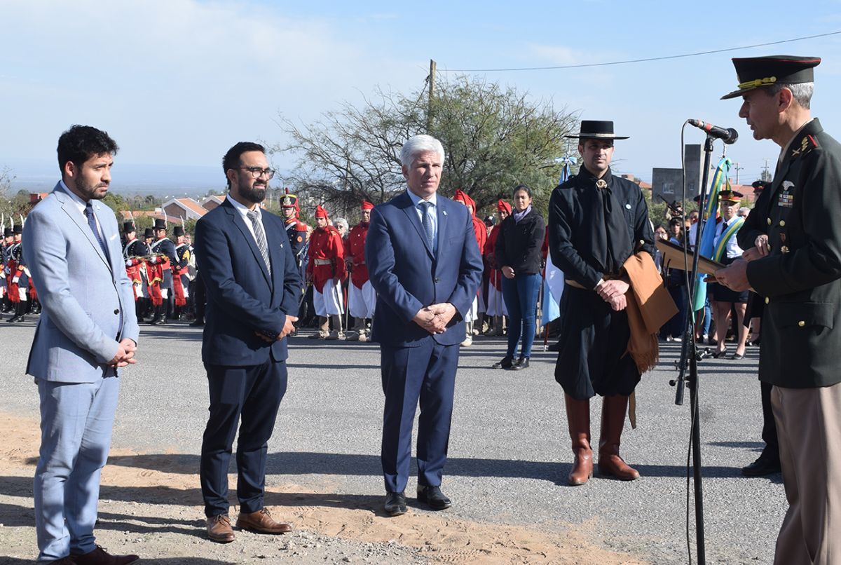 Multitudinario desfile homenaje a San Martín en Merlo