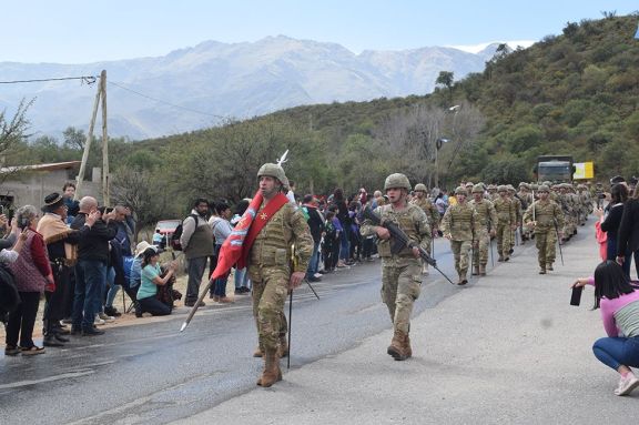 Desfile en honor al General San Martín en Villa de Merlo