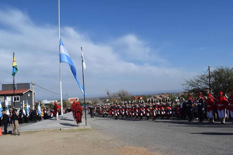 Multitudinario desfile homenaje a San Martín en Merlo