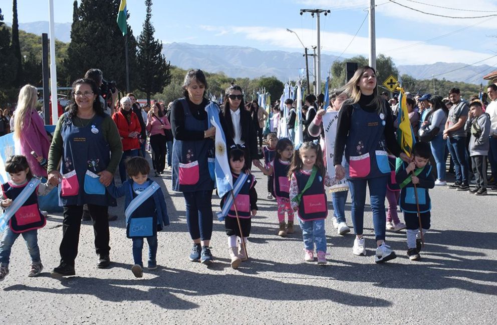 Multitudinario desfile homenaje a San Martín en Merlo
