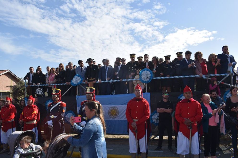 Multitudinario desfile homenaje a San Martín en Merlo