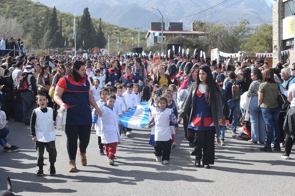 Multitudinario desfile homenaje a San Martín en Merlo