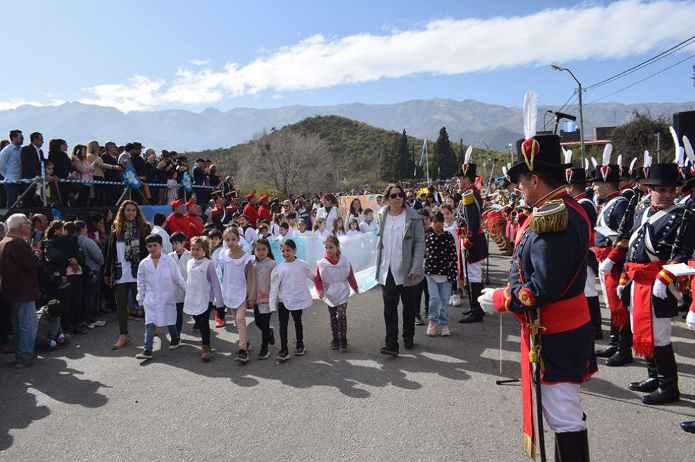 Multitudinario desfile homenaje a San Martín en Merlo