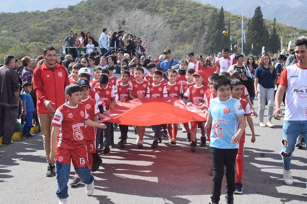 Multitudinario desfile homenaje a San Martín en Merlo