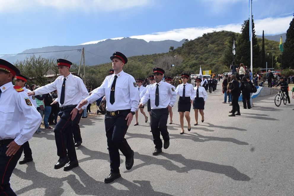 Multitudinario desfile homenaje a San Martín en Merlo