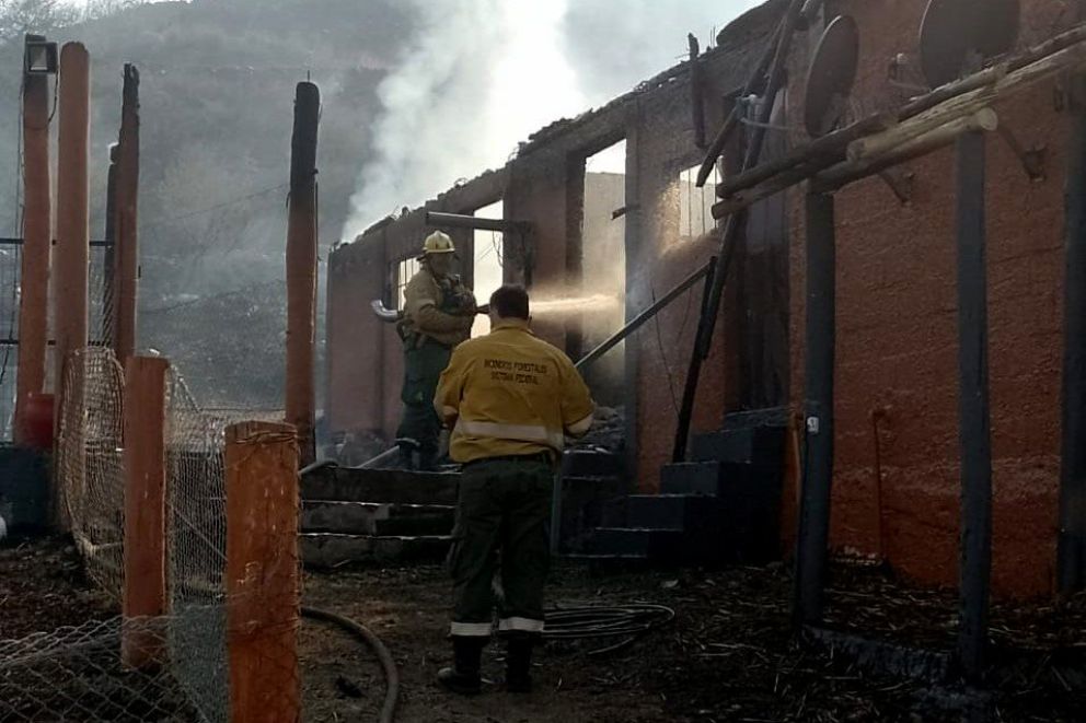 Incendios en San Luis: los bomberos continúan la lucha contra el fuego en una jornada de riesgo extremo