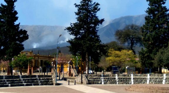 Bomberos y aviones hidrantes combaten  el fuego en Traslasierra