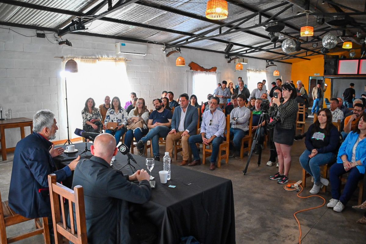 El gobernador le propuso a los intendentes una solución para que ningún sueldo esté por debajo de los $300 mil