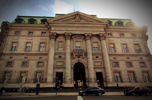 Banco Nación lanza planes para refinanciar deudas de tarjetas en medio del aumento de la morosidad