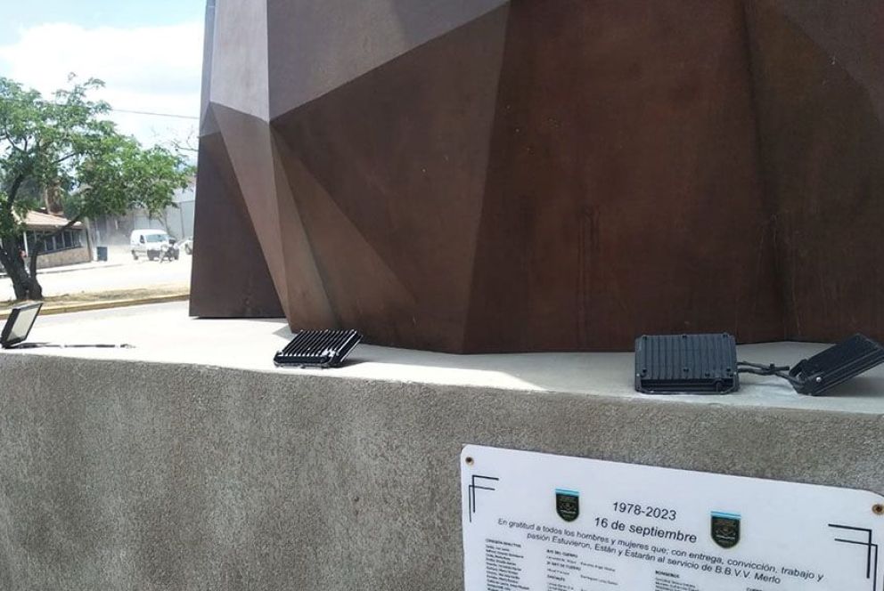 Vandalizaron el monumento homenaje a Bomberos