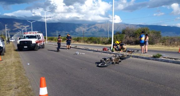 Grave accidente: un motociclista chocó contra una luminaria en el ingreso a Merlo