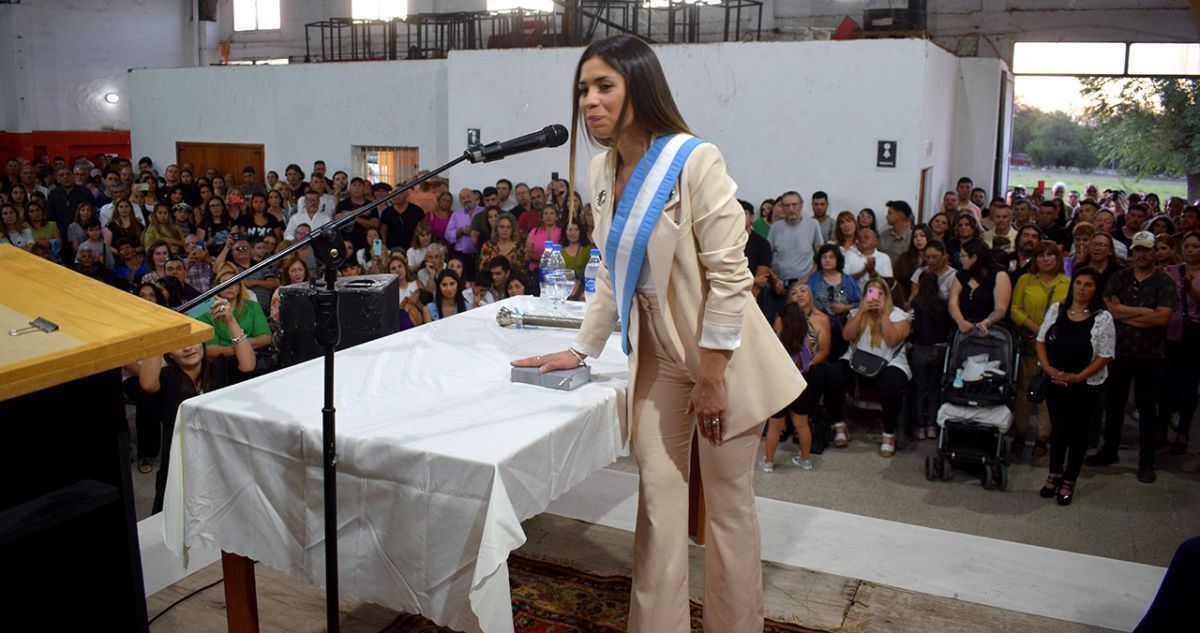  Macarena Benítez asumió este sábado la intendencia de Cortaderas