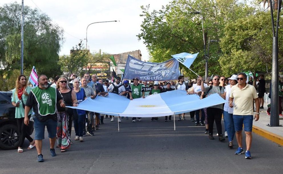 Gremios, partidos políticos y organizaciones sociales marcharon en San Luis contra el DNU de Milei y el desdoblamiento de salarios