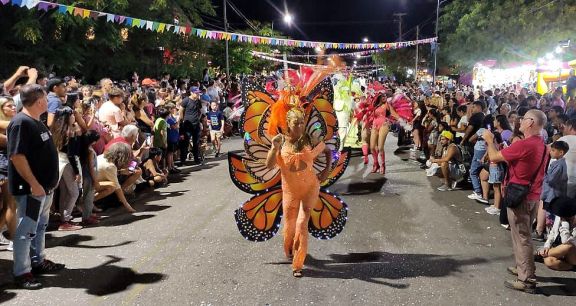 Miles de personas disfrutaron del carnaval en la Villa de Merlo
