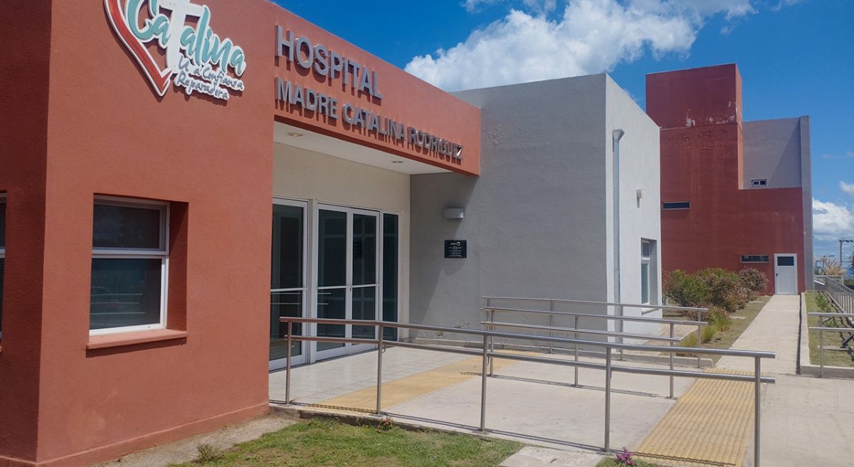 Abrazo simbólico al hospital Madre Catalina: profesionales de la Salud exigen mejoras urgentes