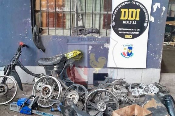 La Policía secuestró piezas de motocicleta y otros elementos en allanamientos realizados en Merlo y Carpintería