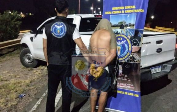 Tras una persecución, detuvieron a un joven y secuestraron droga valuada en más de 100 millones de pesos