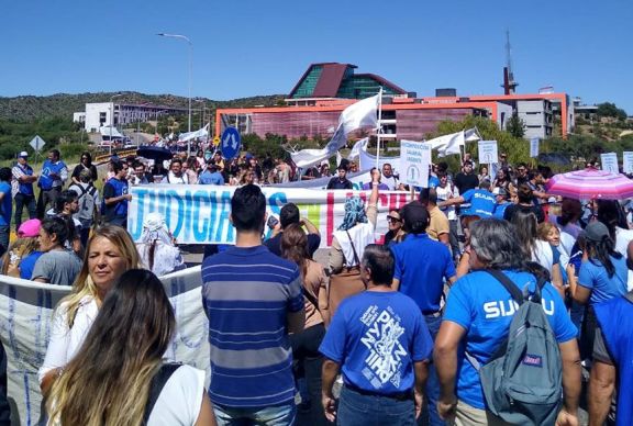 Estatales marcharon a Terrazas del Portezuelo por recomposición salarial