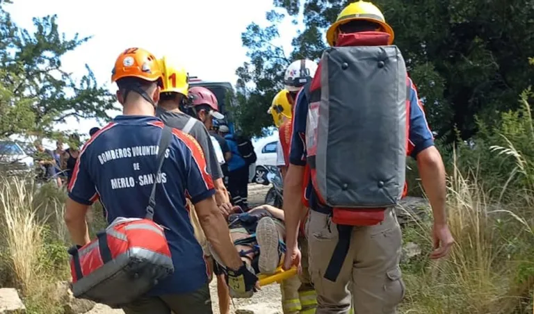 Dos turistas sufrieron lesiones tras chocarse una con la otra en una tirolesa de Merlo