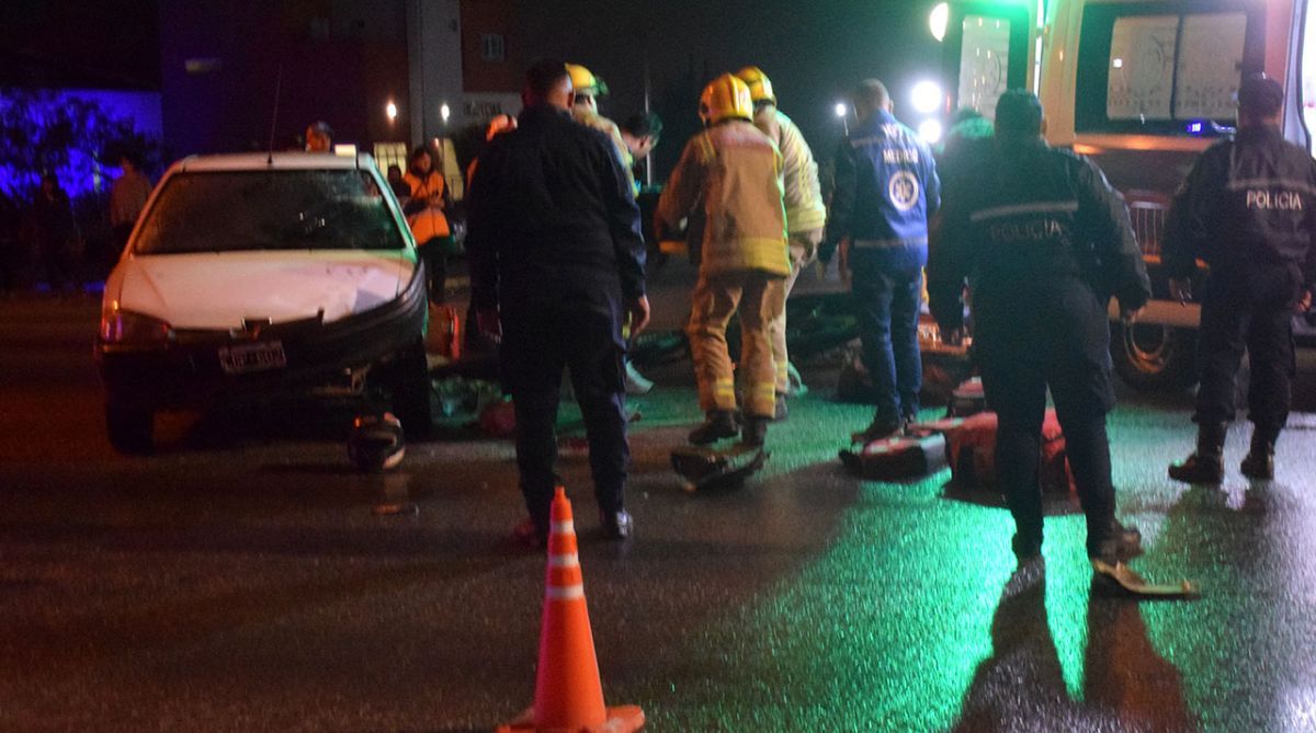 Dos niños y su madre heridos tras violento choque entre auto y moto ...