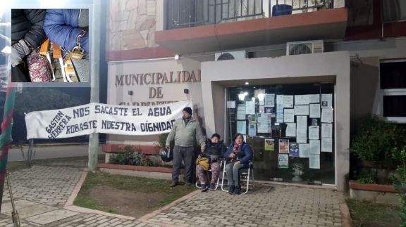 Se encadenaron frente al Municipio: denuncian que el Intendente les cortó los servicios básicos
