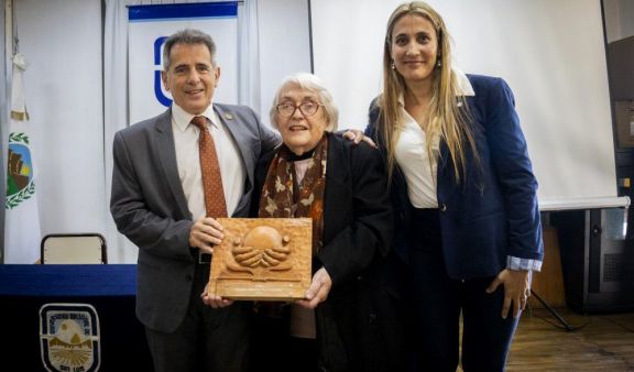 Cecilia Fernández de Gabriel recibió el Premio "Rector Alberto Francisco Puchmüller"