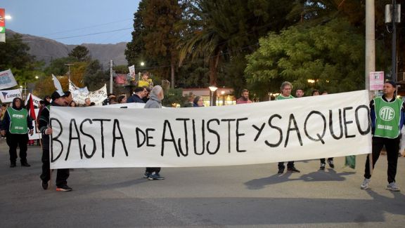 En Villa de Merlo,  gremios y organizaciones políticas y sociales se manifiestan, en el marco del Paro Nacional convocado por la CGT