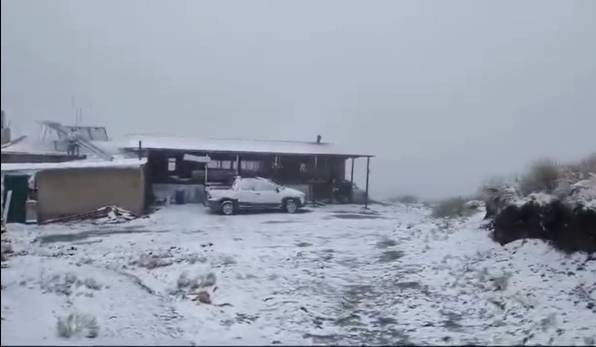 Nieve en Villa de Merlo: caen copos en el filo serrano