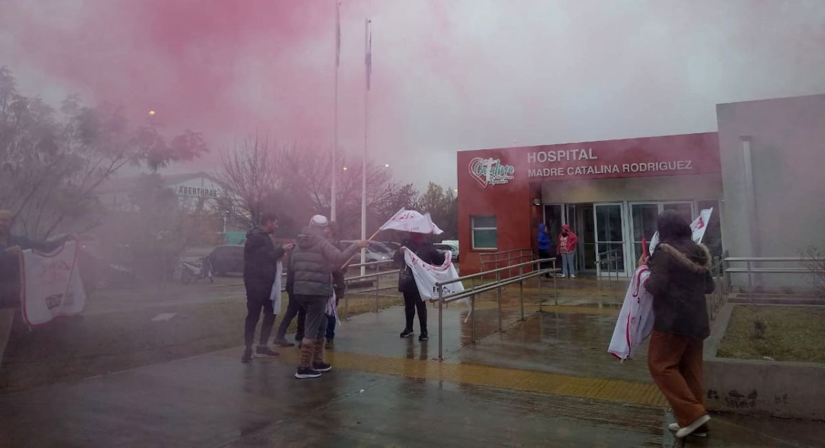 Pese al frío y la lluvia, profesionales de la Salud y trabajadores judiciales protestaron en Villa de Merlo