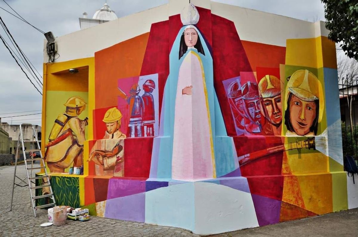 Indignación: taparon un mural homenaje a Bomberos realizado por una reconocida artista merlina