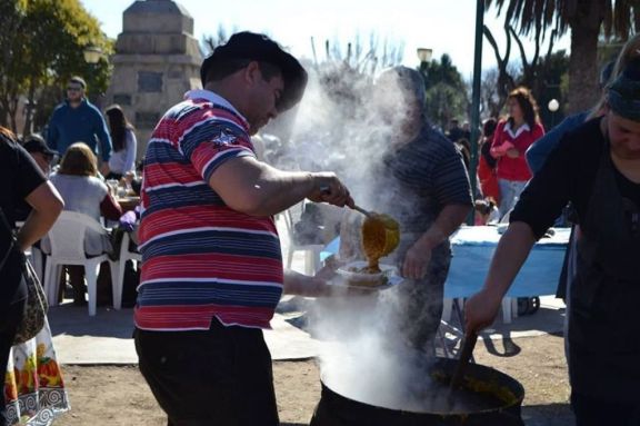 De la receta heredada al estilo propio: 15 cocineros van por el mejor locro 