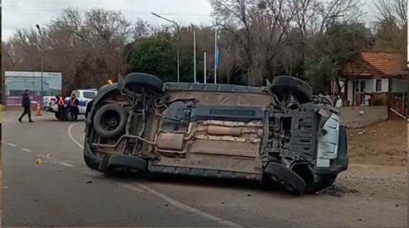 Dos camionetas chocaron en Carpintería: una volcó y sus ocupantes fueron hospitalizados