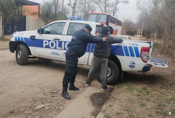 Un hombre fue demorado por intento de robo a auto estacionado