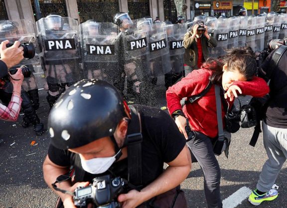 Otro miércoles violento: represión en la marcha contra el veto por la reforma jubilatoria