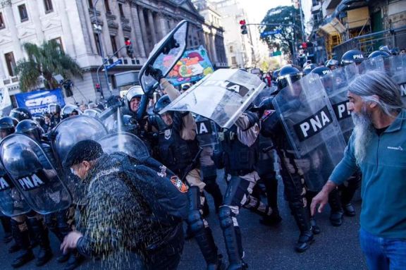 Otra vez: reprimen a jubilados frente al Congreso durante protesta contra veto presidencial