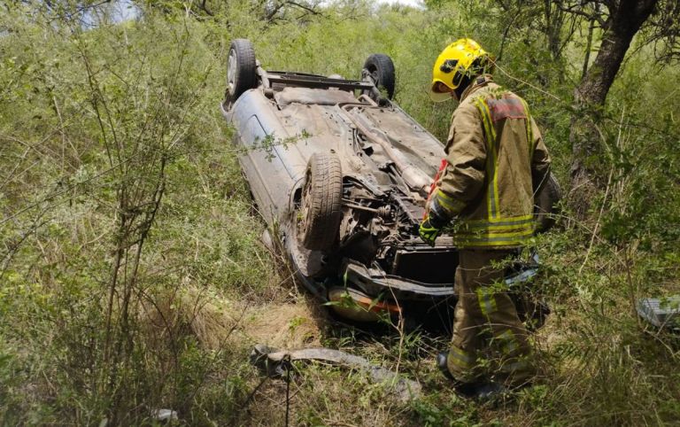 Una mujer y una niña se salvaron de milagro tras volcar su auto en Ruta ...