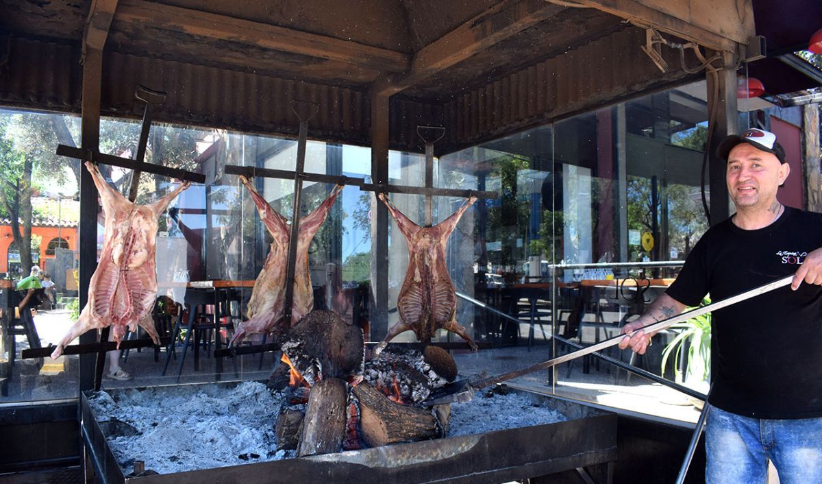 Comer una porción de chivito a la llama en Villa de Merlo cuesta entre 25 y 30 mil pesos