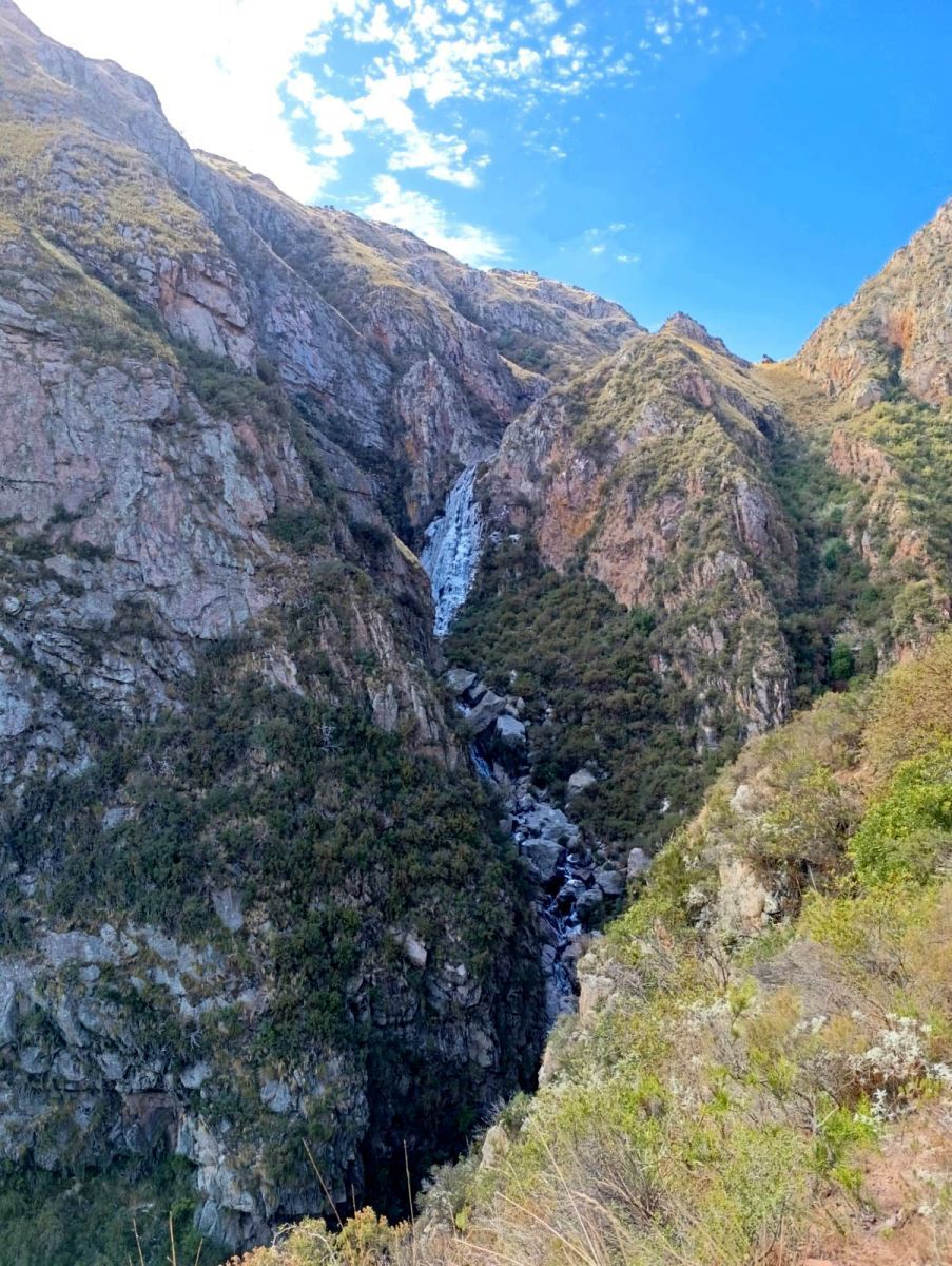 Siguen cazando cascadas congeladas: una travesía invernal al Chorro Grande en Villa Elena