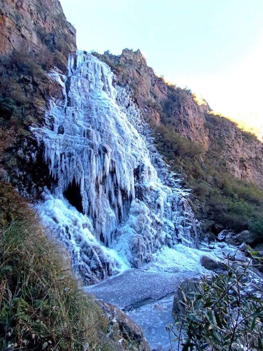 Siguen cazando cascadas congeladas: una travesía invernal al Chorro Grande en Villa Elena