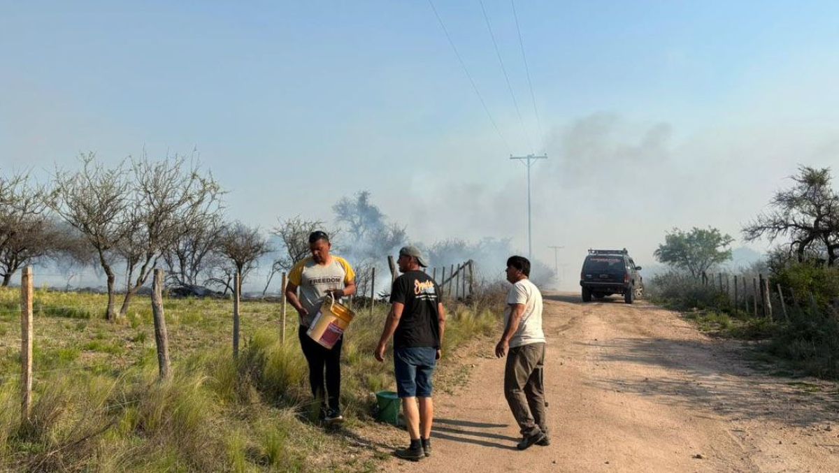 Contuvieron el incendio forestal en el paraje San Miguel, cerca del Dique Piscu Yaco