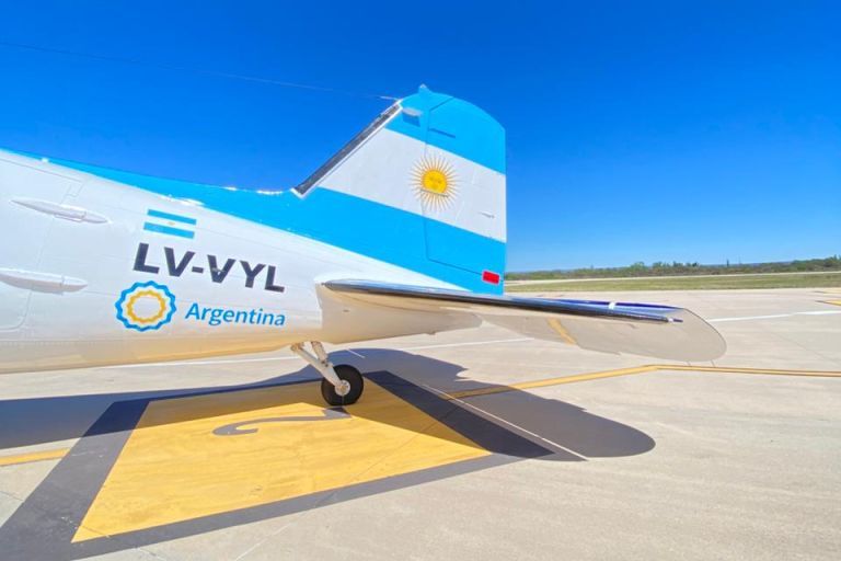 Una joya de la aviación histórica aterrizó en el Valle del Conlara