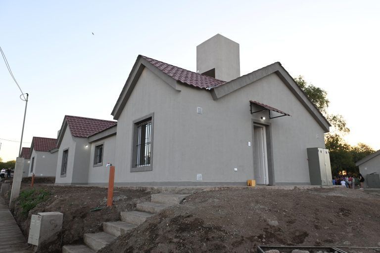Veinte familias de Villa de Merlo ya disfrutan de sus nuevos hogares