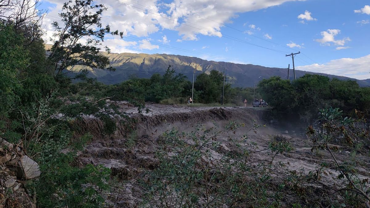 Impresionante crecida de arroyos en la Villa de Merlo tras intensas lluvias