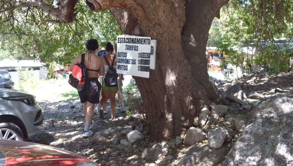 Pasos Malos: crecen los cuestionamientos por el cobro informal de estacionamiento en plena temporada