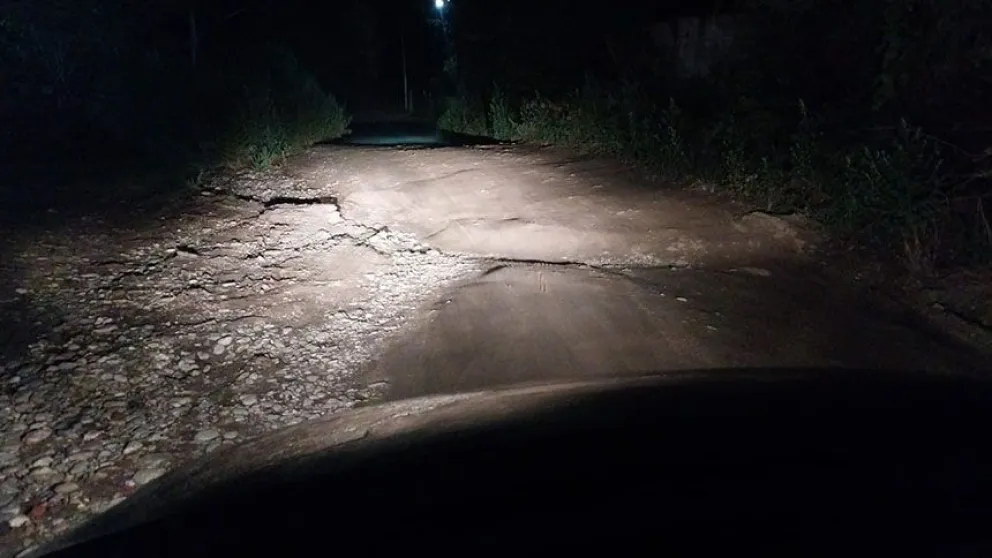 Calles destruidas y servicios ausentes en Piedra Blanca Abajo