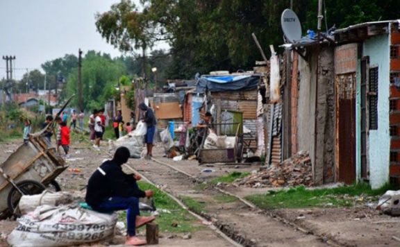 Para no ser pobre, una familia necesitó más de $1,3 millones en diciembre de 2025